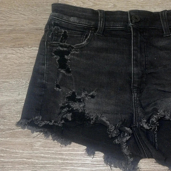 American Eagle size 8 black denim distressed jean shorts - Picture 4 of 6